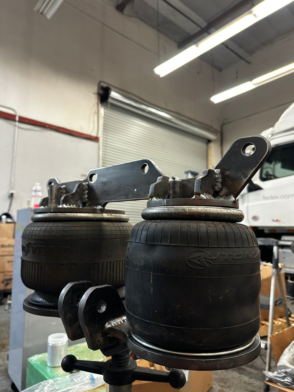 Dual Air Ride System  Freightliner Cascadia and RV on Cascadia chassis