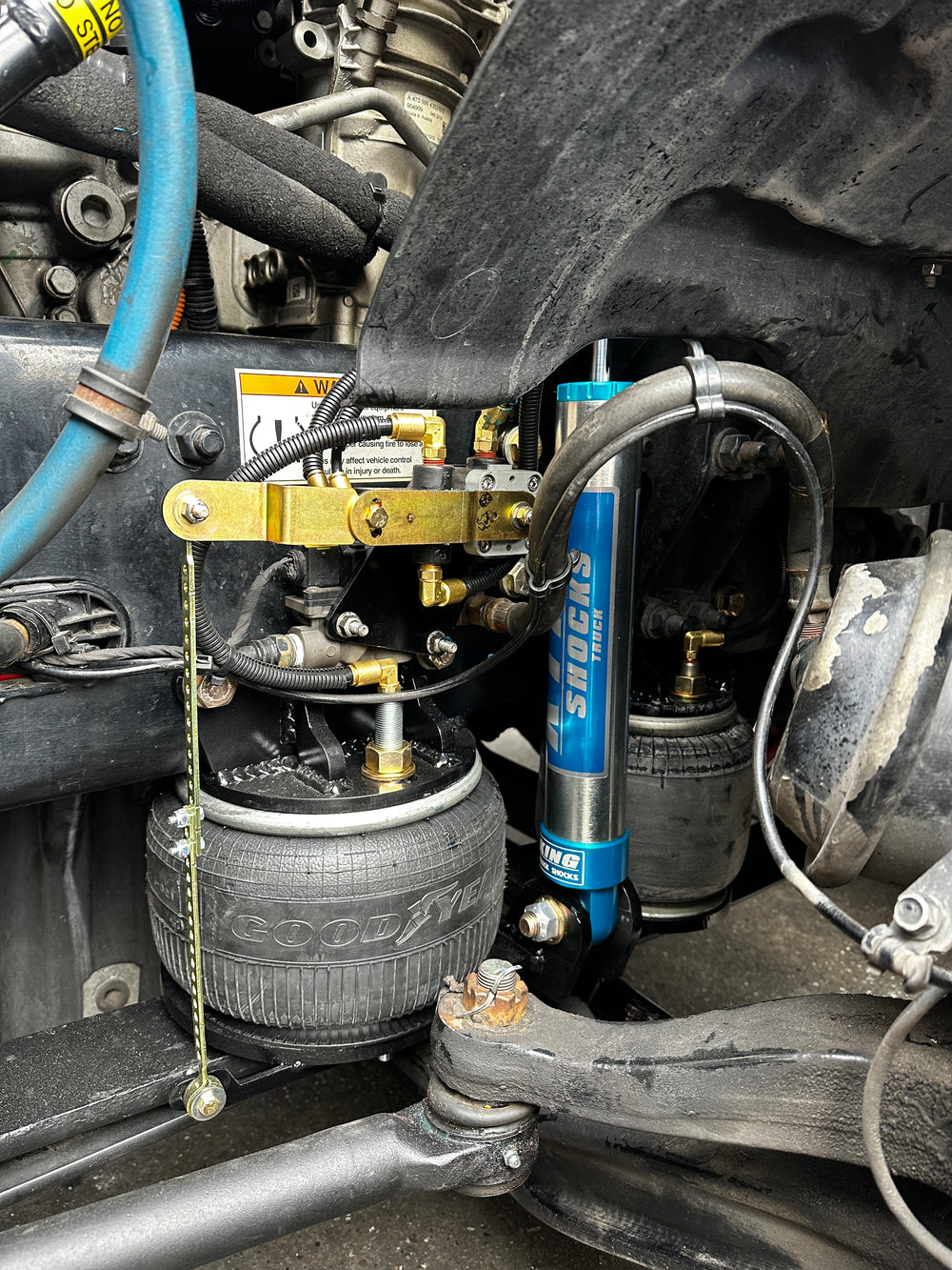 Dual Air Ride System  Freightliner Cascadia and RV on Cascadia chassis